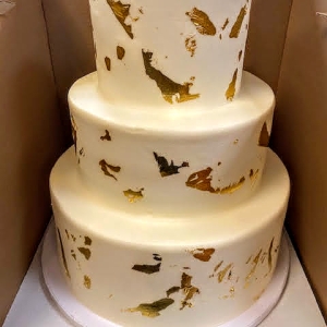 GOLD LEAF FOIL CLASSY ELEGANT WHITE TIER WEDDING CAKE IN CHICAGO